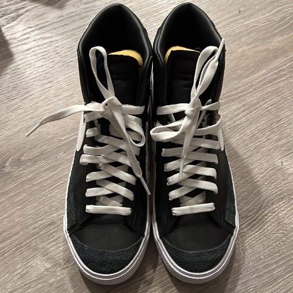 Nike Blazers - Picture 2 of 4